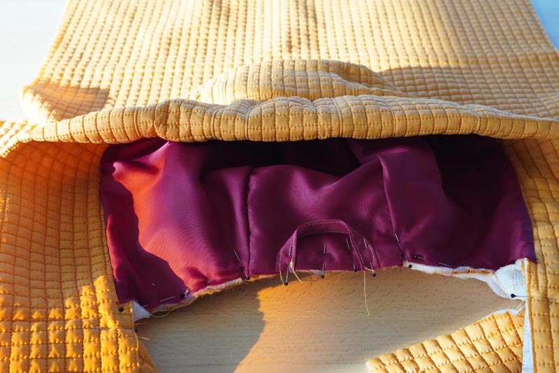 Střih a návod jak ušít dámský prošívaný celopropínací kabát s velkým límcem a kapucí - našití kapuce, límce a poutka do průkrčníku