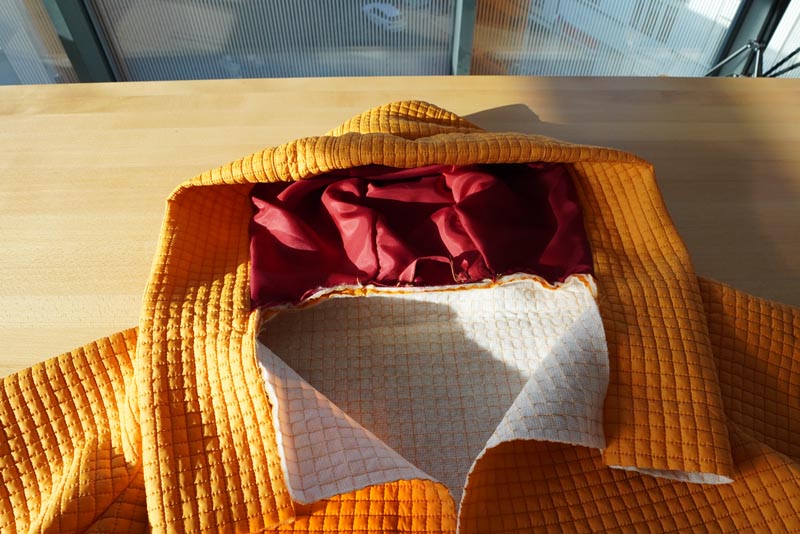 Střih a návod jak ušít dámský prošívaný celopropínací kabát s velkým límcem a kapucí - našití kapuce, límce a poutka do průkrčníku