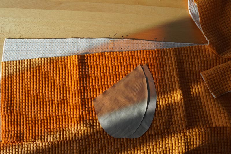 Střih a návod jak ušít dámský prošívaný celopropínací kabát s velkým límcem a kapucí - kapsy