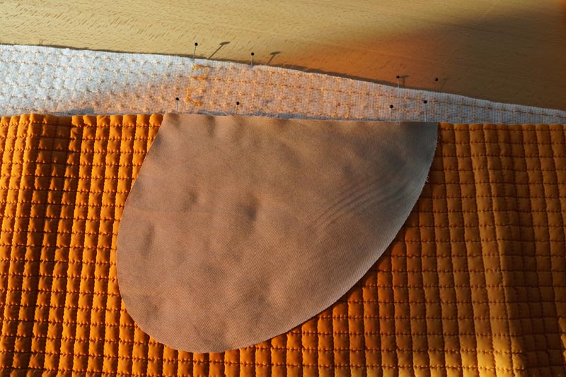 Střih a návod jak ušít dámský prošívaný celopropínací kabát s velkým límcem a kapucí - kapsy