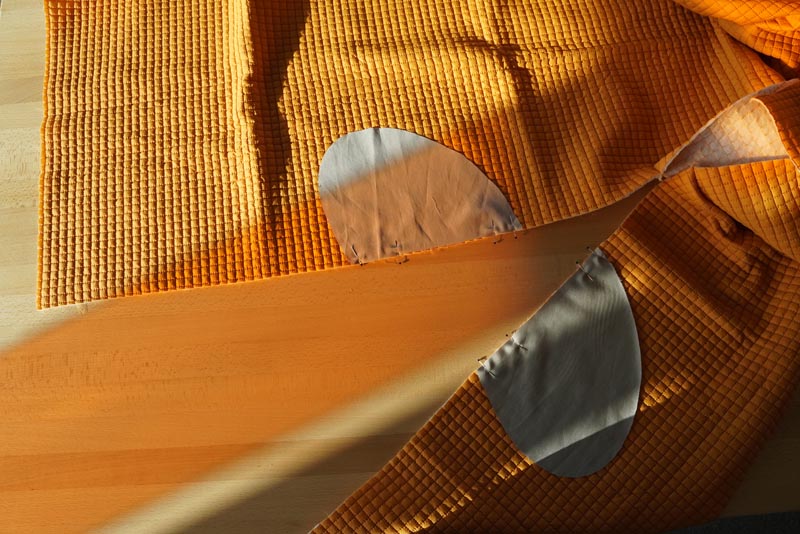 Střih a návod jak ušít dámský prošívaný celopropínací kabát s velkým límcem a kapucí - kapsy