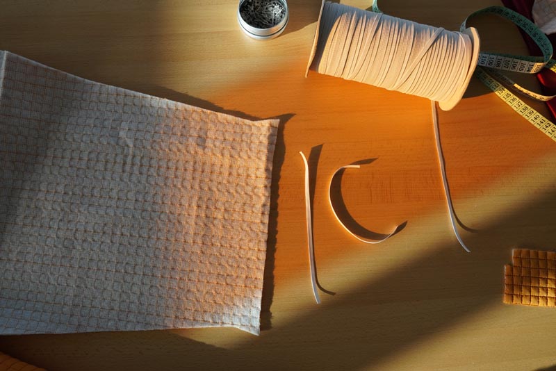 Střih a návod jak ušít dámský prošívaný celopropínací kabát s velkým límcem a kapucí - stažení rukávů