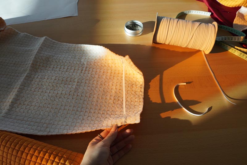 Střih a návod jak ušít dámský prošívaný celopropínací kabát s velkým límcem a kapucí - stažení rukávů