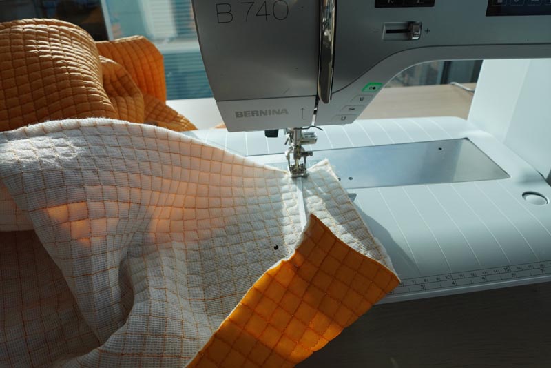 Střih a návod jak ušít dámský prošívaný celopropínací kabát s velkým límcem a kapucí - stažení rukávů