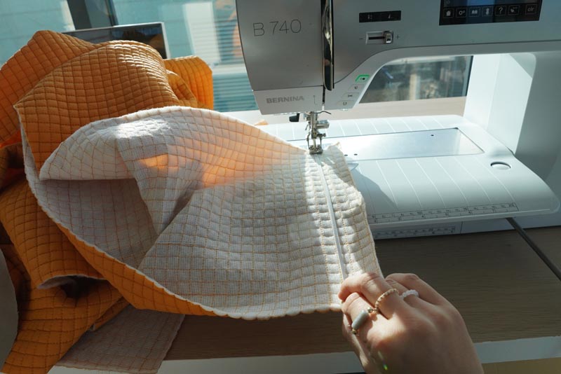 Střih a návod jak ušít dámský prošívaný celopropínací kabát s velkým límcem a kapucí - stažení rukávů