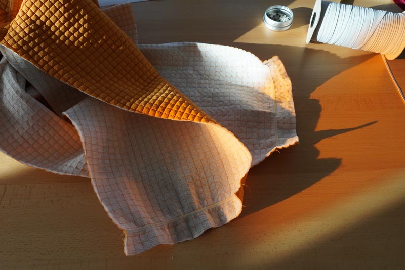 Střih a návod jak ušít dámský prošívaný celopropínací kabát s velkým límcem a kapucí - stažení rukávů