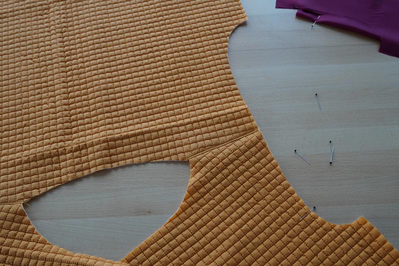 Střih a návod jak ušít dámský prošívaný celopropínací kabát s velkým límcem a kapucí - ramenní švy