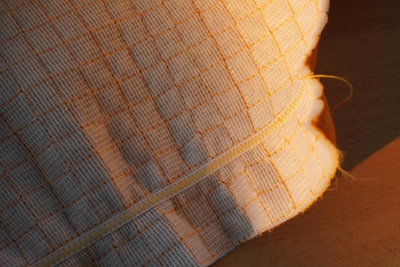 Střih a návod jak ušít dámský prošívaný celopropínací kabát s velkým límcem a kapucí - stažení rukávů