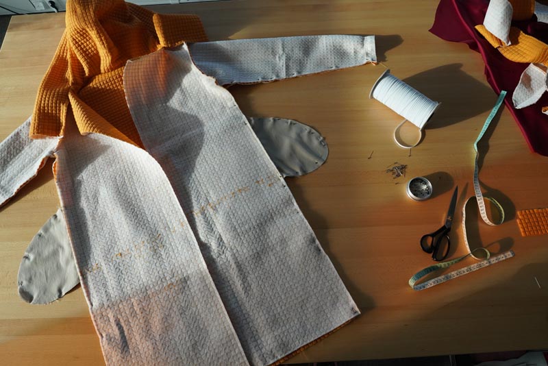 Střih a návod jak ušít dámský prošívaný celopropínací kabát s velkým límcem a kapucí - kapsy