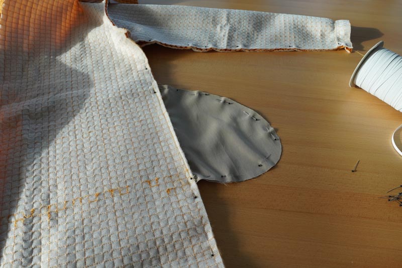 Střih a návod jak ušít dámský prošívaný celopropínací kabát s velkým límcem a kapucí - kapsy