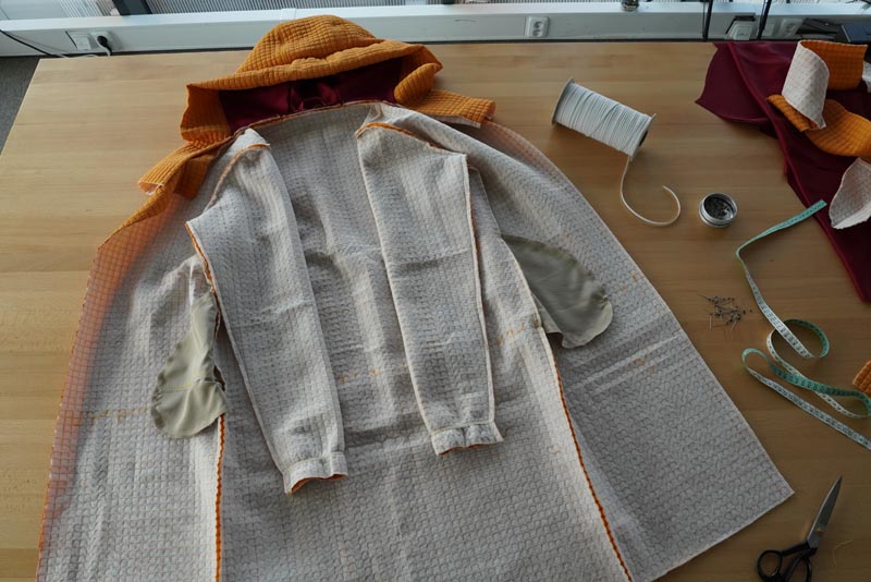 Střih a návod jak ušít dámský prošívaný celopropínací kabát s velkým límcem a kapucí - kapsy