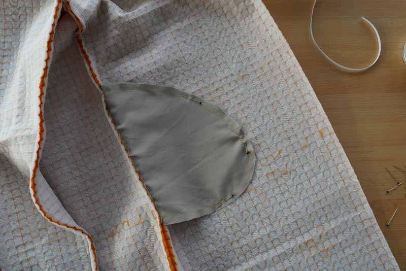 Střih a návod jak ušít dámský prošívaný celopropínací kabát s velkým límcem a kapucí - kapsy