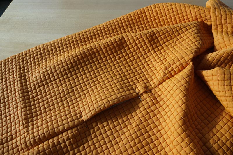 Střih a návod jak ušít dámský prošívaný celopropínací kabát s velkým límcem a kapucí - kapsy