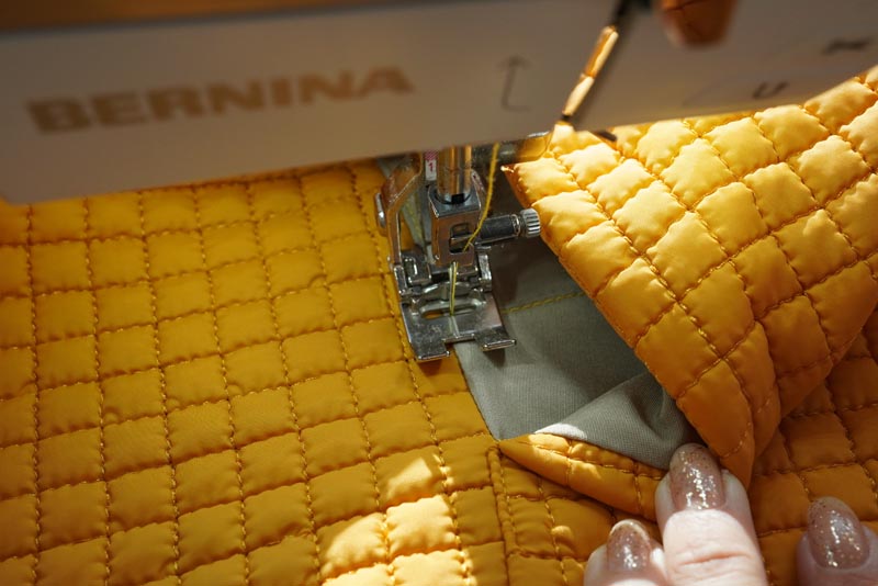 Střih a návod jak ušít dámský prošívaný celopropínací kabát s velkým límcem a kapucí - kapsy