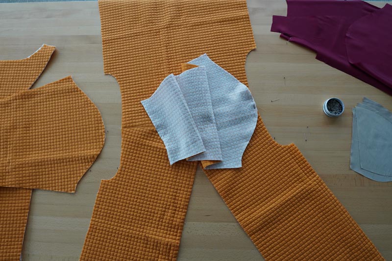 Střih a návod jak ušít dámský prošívaný celopropínací kabát s velkým límcem a kapucí - rukávy