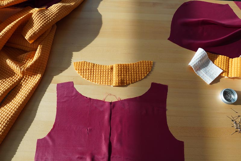 Střih a návod jak ušít dámský prošívaný celopropínací kabát s velkým límcem a kapucí - podsádka zadního dílu