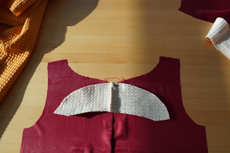 Střih a návod jak ušít dámský prošívaný celopropínací kabát s velkým límcem a kapucí - podsádka zadního dílu