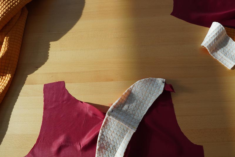 Střih a návod jak ušít dámský prošívaný celopropínací kabát s velkým límcem a kapucí - podsádka zadního dílu