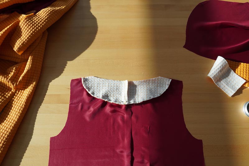 Střih a návod jak ušít dámský prošívaný celopropínací kabát s velkým límcem a kapucí - podsádka zadního dílu