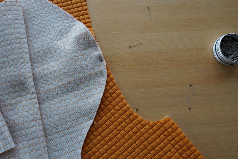 Střih a návod jak ušít dámský prošívaný celopropínací kabát s velkým límcem a kapucí - rukávy