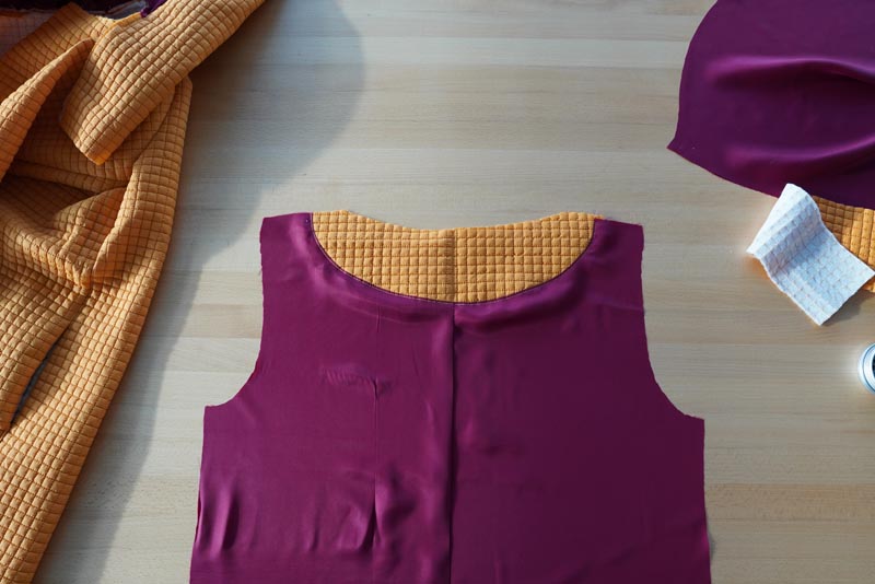 Střih a návod jak ušít dámský prošívaný celopropínací kabát s velkým límcem a kapucí - podsádka zadního dílu