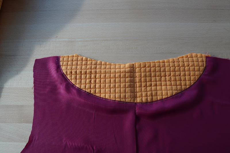 Střih a návod jak ušít dámský prošívaný celopropínací kabát s velkým límcem a kapucí - podsádka zadního dílu