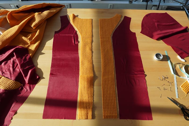 Střih a návod jak ušít dámský prošívaný celopropínací kabát s velkým límcem a kapucí - podsádky předního dílu