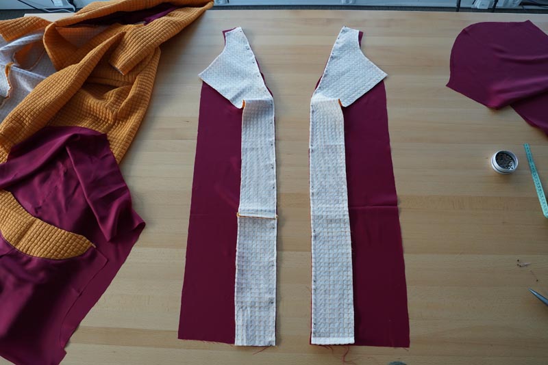 Střih a návod jak ušít dámský prošívaný celopropínací kabát s velkým límcem a kapucí - podsádky předního dílu