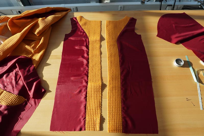 Střih a návod jak ušít dámský prošívaný celopropínací kabát s velkým límcem a kapucí - podsádky předního dílu