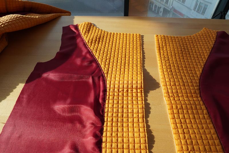 Střih a návod jak ušít dámský prošívaný celopropínací kabát s velkým límcem a kapucí - podsádky předního dílu