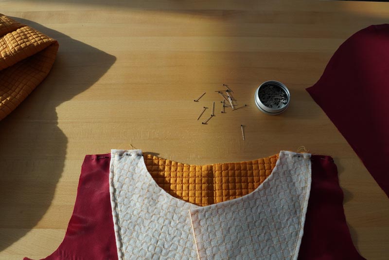 Střih a návod jak ušít dámský prošívaný celopropínací kabát s velkým límcem a kapucí - ramenní švy podšívkové části