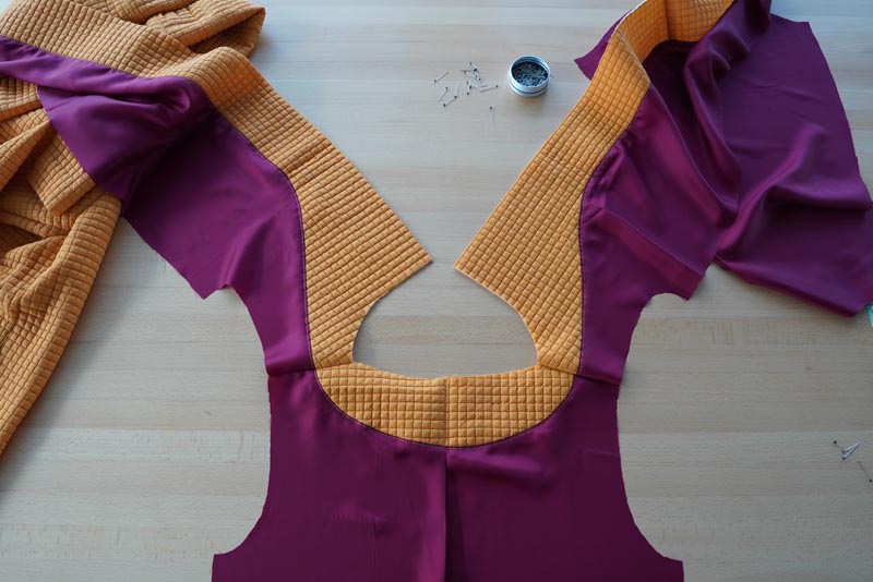 Střih a návod jak ušít dámský prošívaný celopropínací kabát s velkým límcem a kapucí - ramenní švy podšívkové části