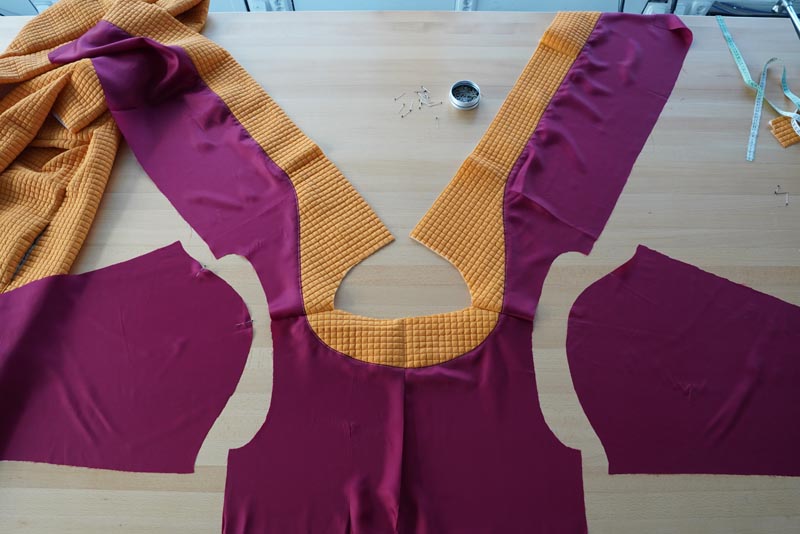 Střih a návod jak ušít dámský prošívaný celopropínací kabát s velkým límcem a kapucí - podšívka - rukávy