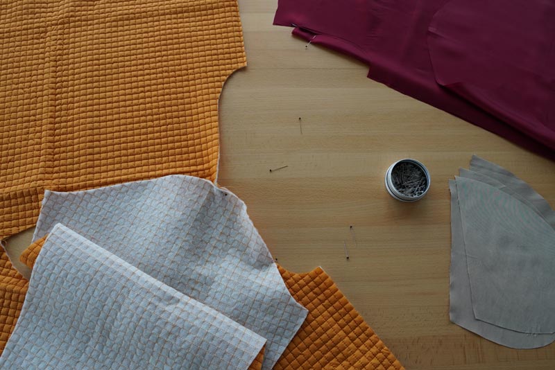 Střih a návod jak ušít dámský prošívaný celopropínací kabát s velkým límcem a kapucí - rukávy