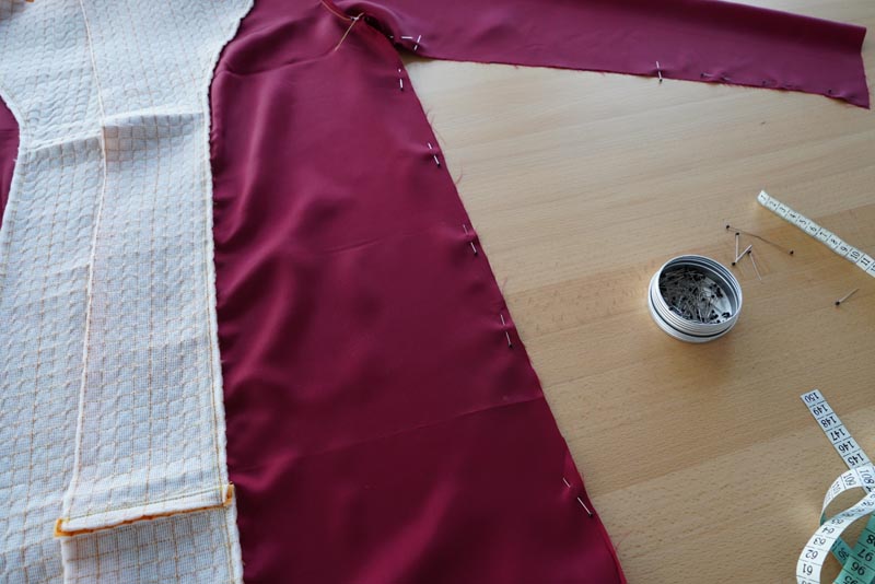 Střih a návod jak ušít dámský prošívaný celopropínací kabát s velkým límcem a kapucí - podšívka - rukávové a boční švy