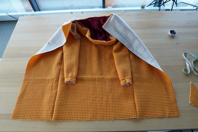 Střih a návod jak ušít dámský prošívaný celopropínací kabát s velkým límcem a kapucí - podšívka - límec