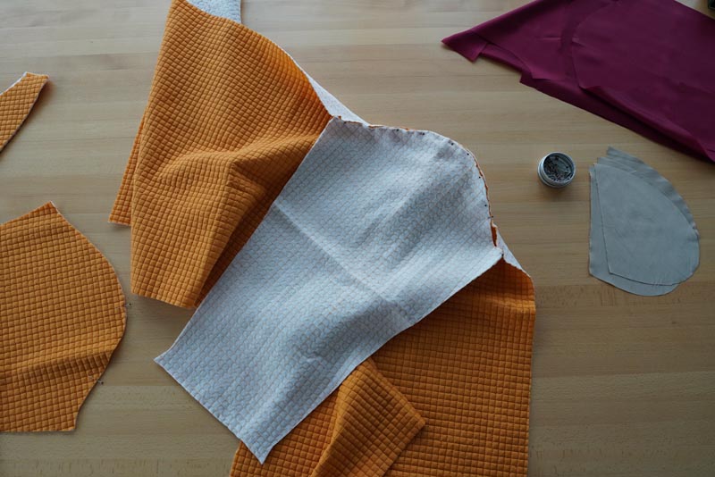 Střih a návod jak ušít dámský prošívaný celopropínací kabát s velkým límcem a kapucí - rukávy