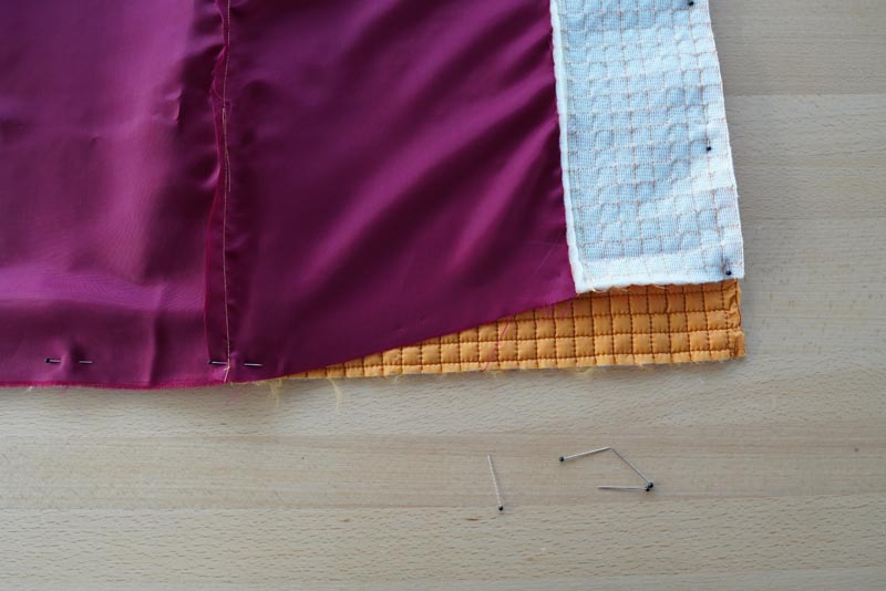 Střih a návod jak ušít dámský prošívaný celopropínací kabát s velkým límcem a kapucí - kompletace vrchové a podšívkové části