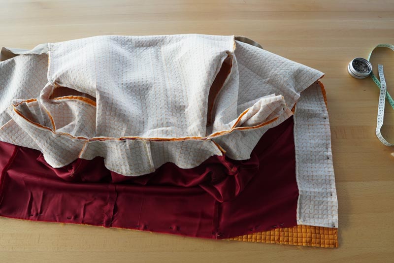 Střih a návod jak ušít dámský prošívaný celopropínací kabát s velkým límcem a kapucí - kompletace vrchové a podšívkové části