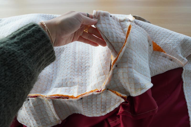 Střih a návod jak ušít dámský prošívaný celopropínací kabát s velkým límcem a kapucí - kompletace vrchové a podšívkové části