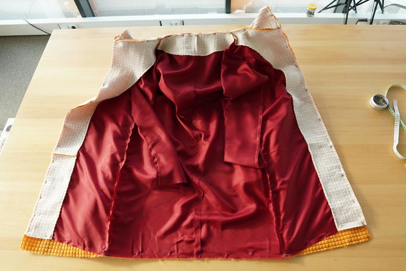 Střih a návod jak ušít dámský prošívaný celopropínací kabát s velkým límcem a kapucí - kompletace vrchové a podšívkové části
