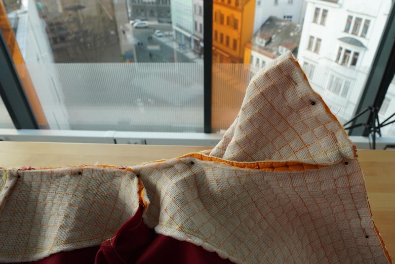 Střih a návod jak ušít dámský prošívaný celopropínací kabát s velkým límcem a kapucí - kompletace vrchové a podšívkové části