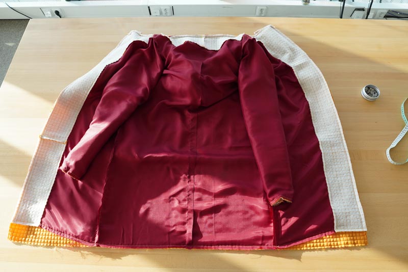 Střih a návod jak ušít dámský prošívaný celopropínací kabát s velkým límcem a kapucí - kompletace vrchové a podšívkové části