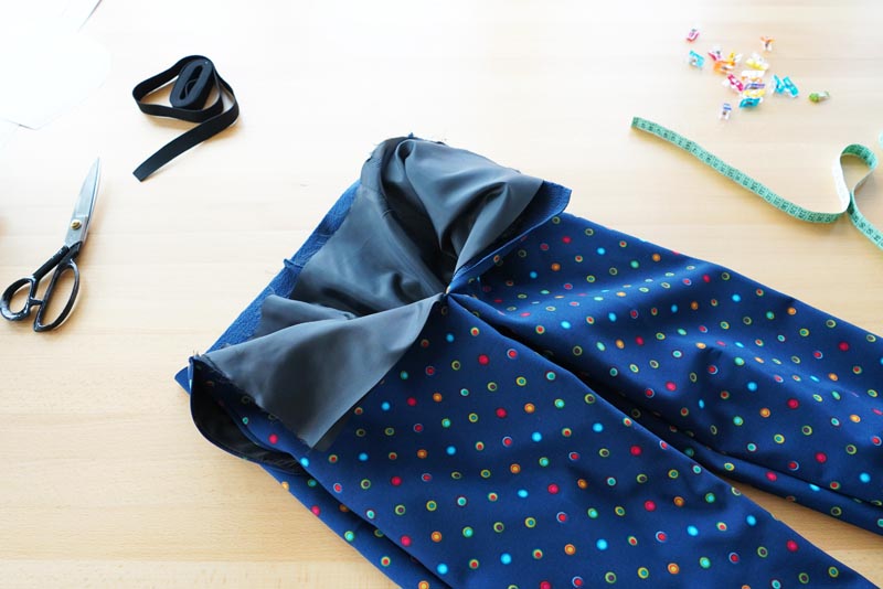 Střih a návod jak ušít dětské oteplováky - podšívka, sedový šev