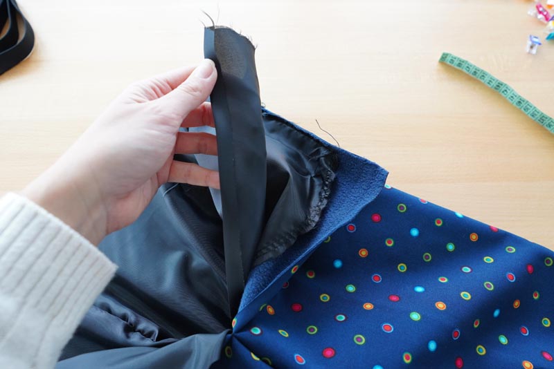 Střih a návod jak ušít dětské oteplováky - sežehlení jako příprava pro všití zipu