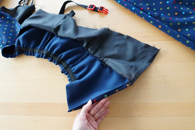 Střih a návod jak ušít dětské oteplováky - sežehlení jako příprava pro všití zipu