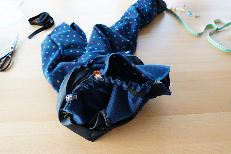 Střih a návod jak ušít dětské oteplováky - pasový šev