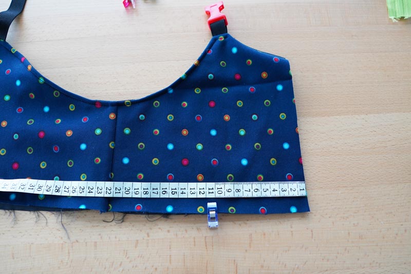 Střih a návod jak ušít dětské oteplováky - vrchní díly, všití gumy do pasu