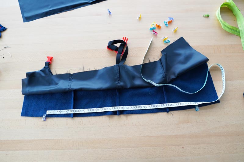 Střih a návod jak ušít dětské oteplováky - vrchní díly, všití gumy do pasu