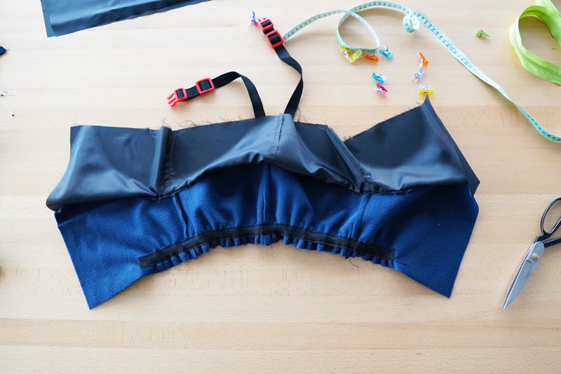 Střih a návod jak ušít dětské oteplováky - vrchní díly, všití gumy do pasu